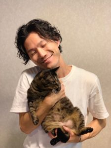 猫をだいた男性