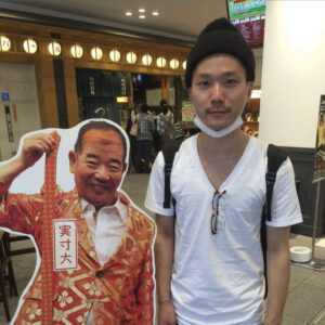 帽子をかぶった男性