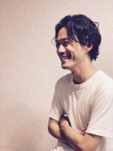 腕を組む男性