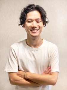 腕を組む男性